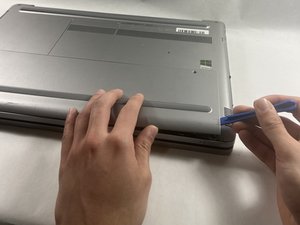 Langkah 2 — Mengangkat Tutup Baterai