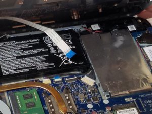 Langkah 3 — Mengangkat Kabel dan Casing Belakang