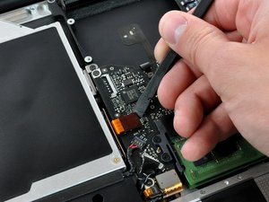 Langkah 5 — Mengangkat Kabel Optical Drive