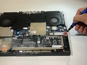Langkah 6 — Lepaskan SSD dan Siapkan Pengganti