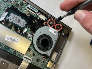 Langkah 3 — Mengakses Hinge dan Power Supply