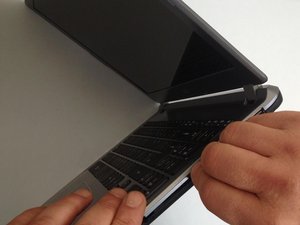 Langkah 3 — Lepaskan Tutup Bawah Laptop