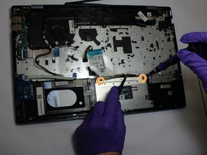 Langkah 3 — Lepaskan Sekrup dan Adhesive Tape di Touchpad