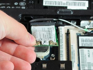 Langkah 2 — Lepaskan Screws dan Kartu WiFi