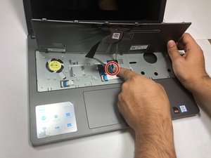 Langkah 3 — Mengidentifikasi dan Memisahkan Kabel Keyboard