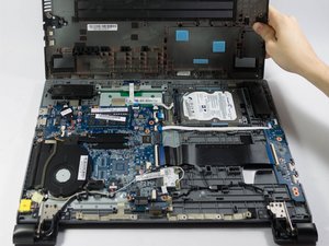 Langkah 6 — Lepas Panel Bawah