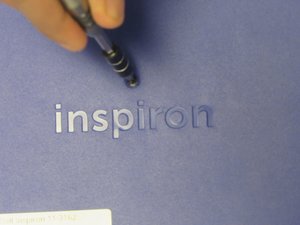 Langkah 2 — Lepaskan Sekrup Penahan Tutup Belakang