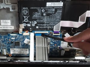 Langkah 3 — Melepas Kabel Keyboard