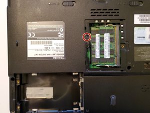 Langkah 3 — Mengeluarkan Optical Drive