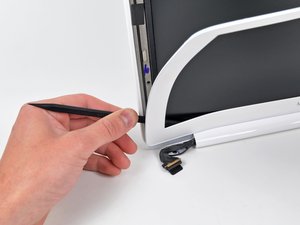 Langkah 4 — Mengangkat Bezel di Sisi Bawah