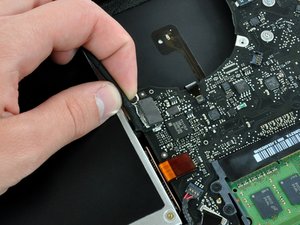 Langkah 4 — Mengangkat Kabel Kamera