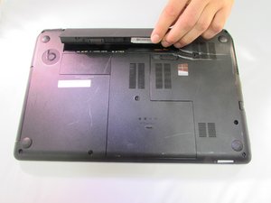 Langkah 3 — Lepaskan Sekrup Palm Rest