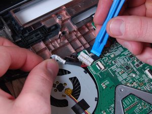 Langkah 8 — Mengeluarkan Motherboard