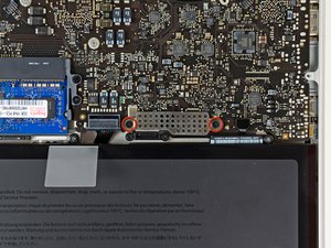Langkah 8 — Mengangkat Tutup Kabel Keyboard/Trackpad