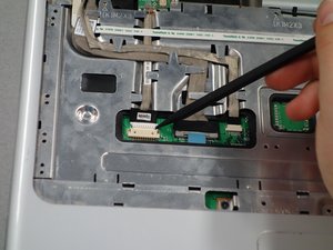 Langkah 4 — Melepas Kabel di Panel Logam