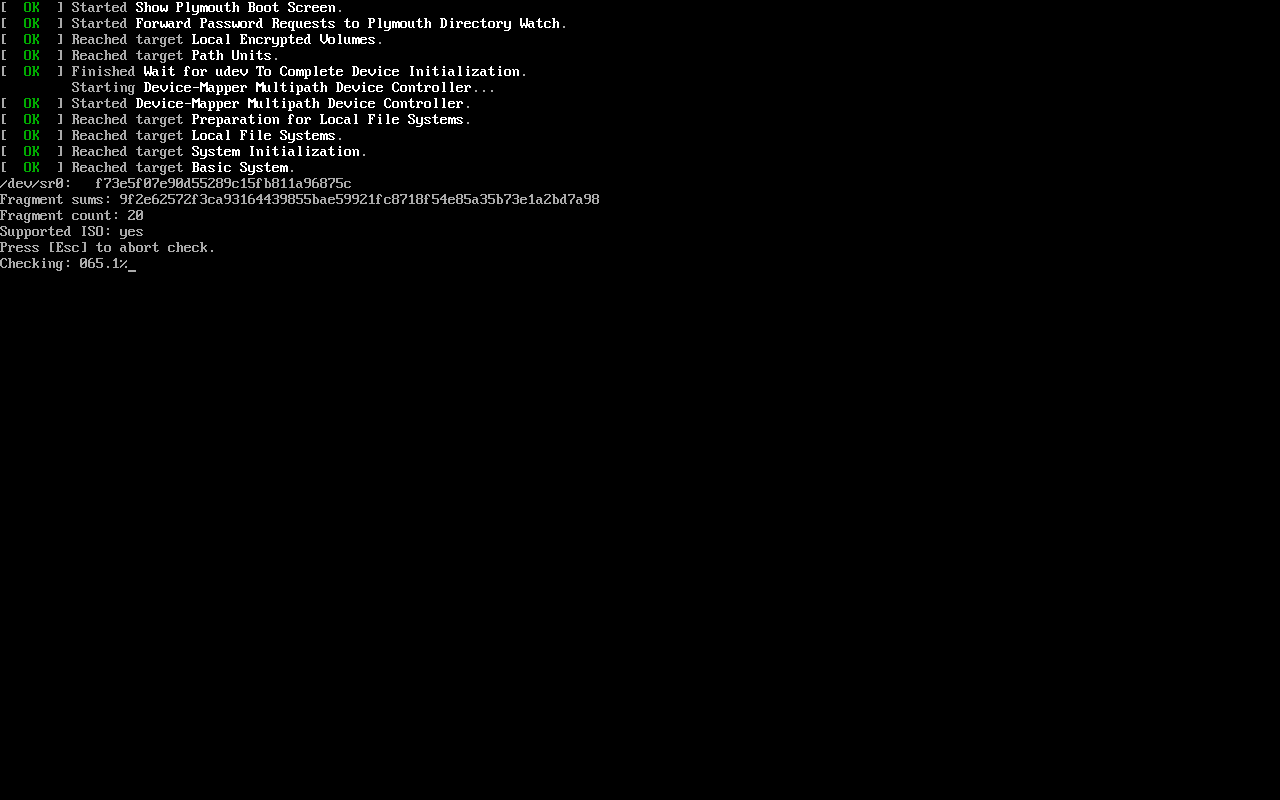 Layar teks proses boot Rocky Linux 9.5 yang menampilkan checksum fragment DVD dan progres pemeriksaan media 65.1 persen