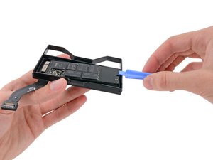 Langkah 5 — Lepaskan SSD dari Tray SSD