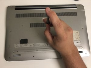 Langkah 1 — Membuka Panel Belakang Laptop