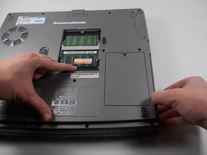 Langkah 4 — Mengeluarkan CD Drive dari Laptop