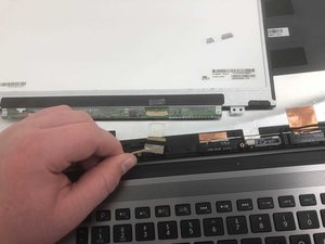Langkah 5 — Memutus Kabel Layar dari Papan Sirkuit