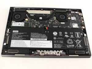 Langkah 3 — Mengangkat Casing dan Mengakses SSD