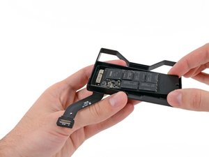 Langkah 6 — Angkat SSD dari Tray