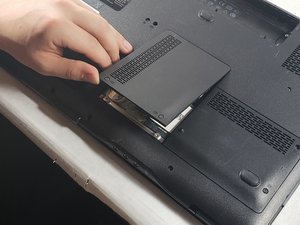 Langkah 2 — Lepaskan Panel