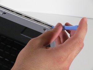 Langkah 2 — Mengangkat Bezel Plastik