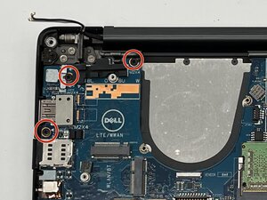 Langkah 10 — Lepaskan Sekrup Motherboard