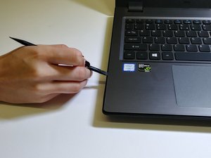 Langkah 2 — Membuka Casing Depan