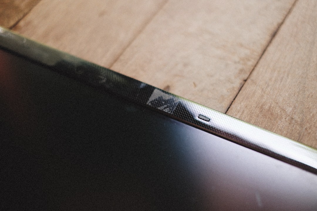 Ganti Engsel Kanan MacBook Core 2 Duo