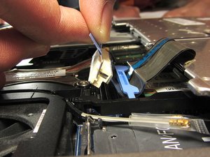 Langkah 4 — Lepaskan Kabel Touchpad