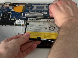 Langkah 3 — Menghubungkan dan melepas kabel touchpad