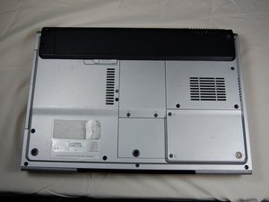 Langkah 2 — Buka Bagian Bawah Laptop