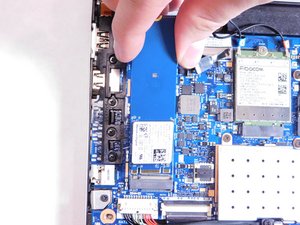 Langkah 2 — Lepaskan sekrup dan angkat SSD