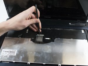 Langkah 4 — Lepaskan Motherboard