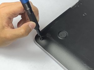 Langkah 2 — Lepaskan Sekrup Bagian Bawah