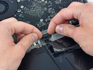Langkah 5 — Mengganti Kabel Hard Drive dan Sensor IR