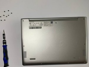 Langkah 1 — Matikan Laptop dan Buka Tutup Bawah
