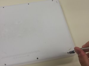 Langkah 1 — Membuka Tutup Bawah MacBook