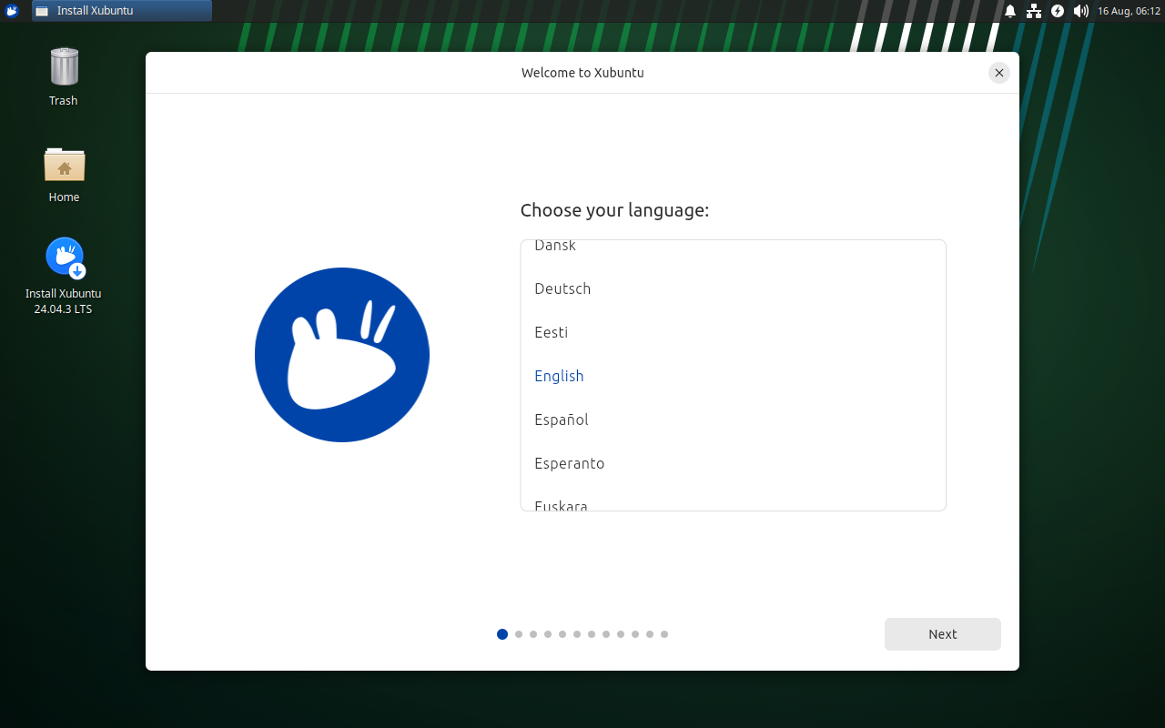 Layar Welcome to Xubuntu dengan daftar pilihan bahasa dan 12 titik penanda tahap