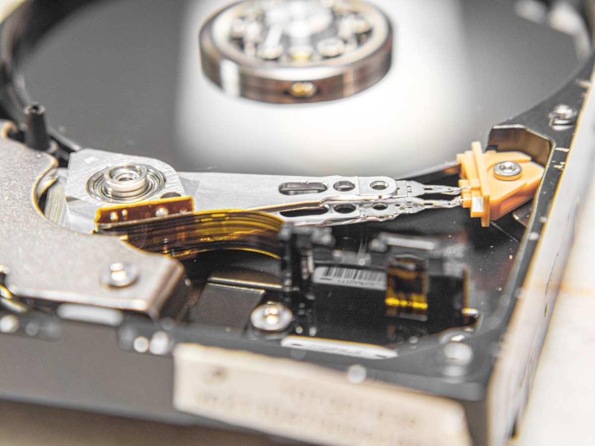 Bagian dalam hard disk drive close-up menunjukkan head dan piringan