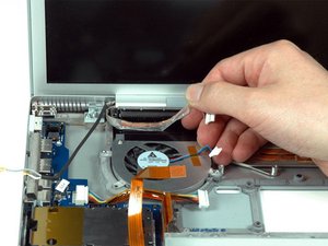 Langkah 9 — Mengangkat Kabel iSight dan Inverter