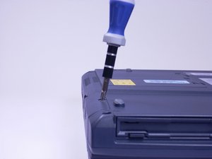 Langkah 1 — Buka Tutup Bagian Bawah Laptop