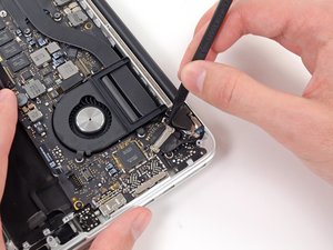 Langkah 8 — Lepaskan Kabel Data Layar