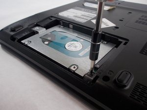 Langkah 3 — Lepaskan Screws yang Mengunci Hard Disk