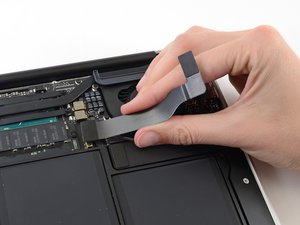 Langkah 3 — Lepaskan Kabel I/O Board