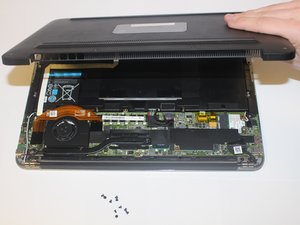 Langkah 1 — Membuka Tutup Belakang Laptop