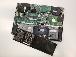 Langkah 3 — Angkat Baterai dari Laptop