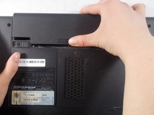 Langkah 2 — Buka Kompartemen RAM dan Lepaskan Sekrup